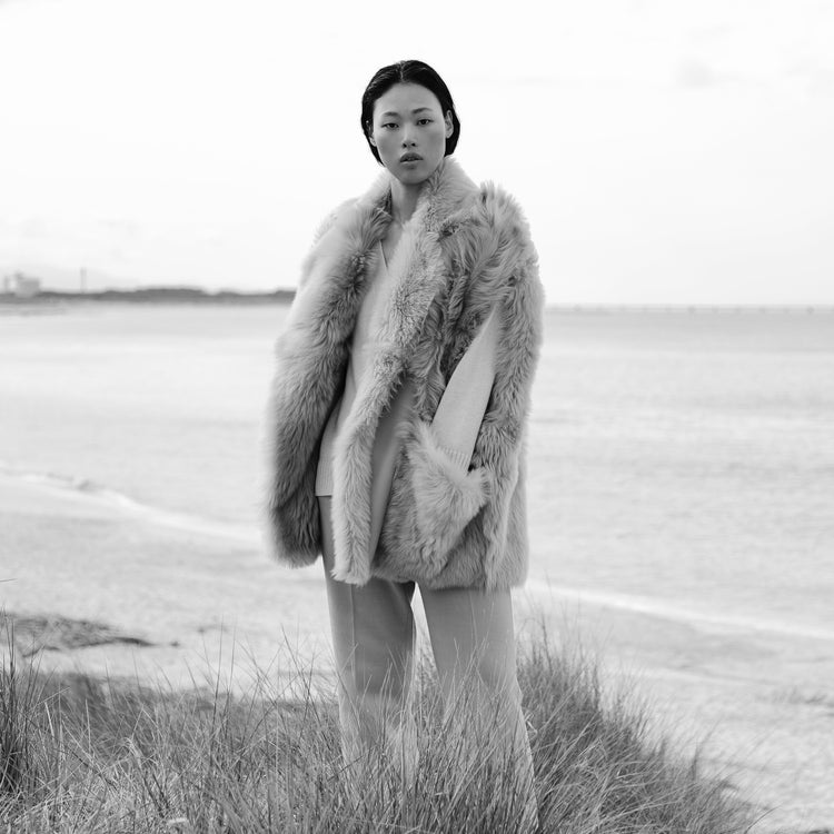 Blancha – Italian luxury women’s outerwear brand, known for Made in Italy craftsmanship, refined tailoring, and timeless design.