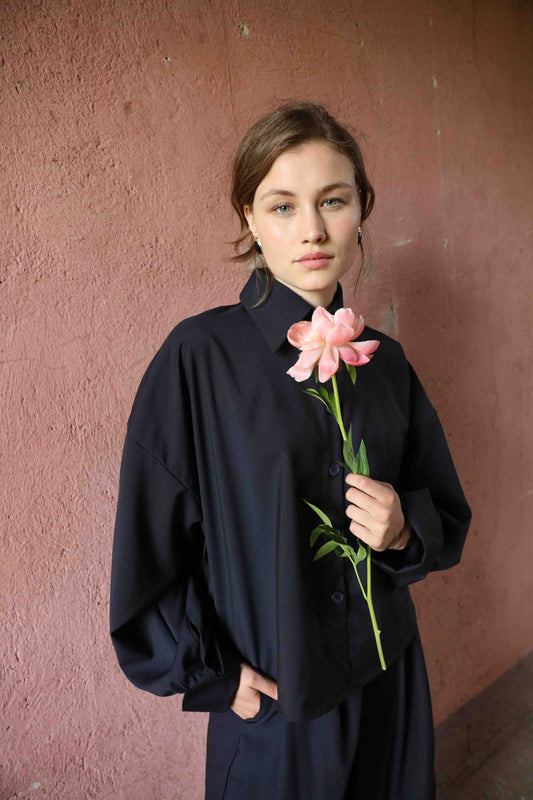 A timeless blouse crafted from 100% cool wool by skilled artisans in Italy for House of Woven Stories. Lightweight and breathable, it features refined details for effortless elegance throughout the year.