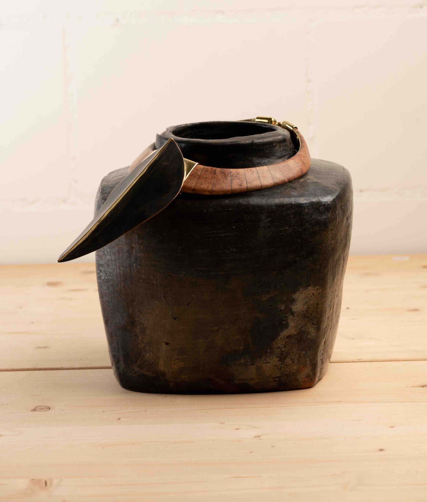 Handcrafted Bronze Patinè Collier Masque necklace by Stéphane Szendy featuring a hammered bronze leaf pendant with a patinated finish, combining artistic heritage and refined craftsmanship.