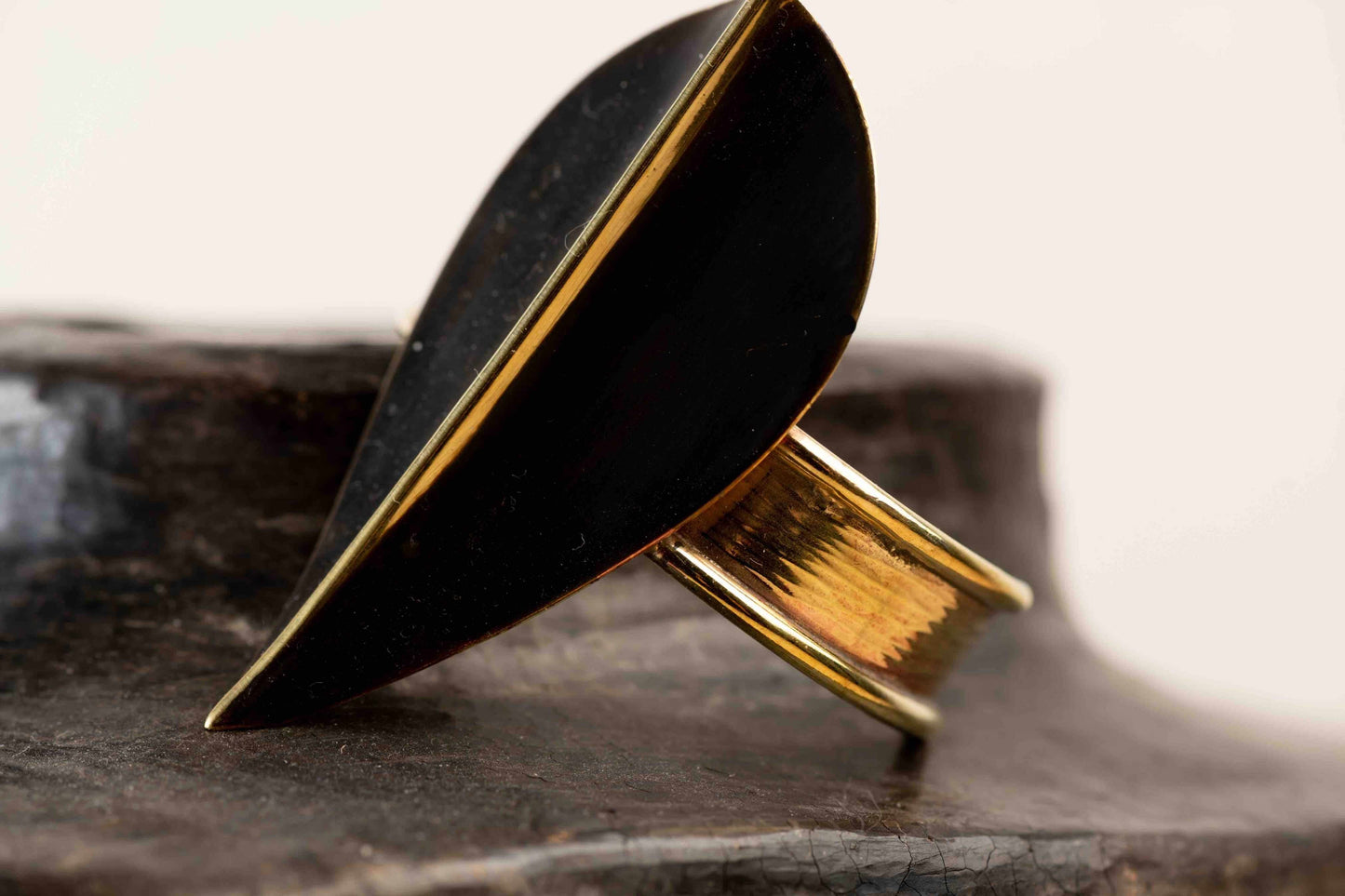Bronze Patinè Noir hammered bronze slip-on bracelet by Stéphane Szendy, showcasing artisanal craftsmanship and timeless design. Part of HouseofWovenStories selection.