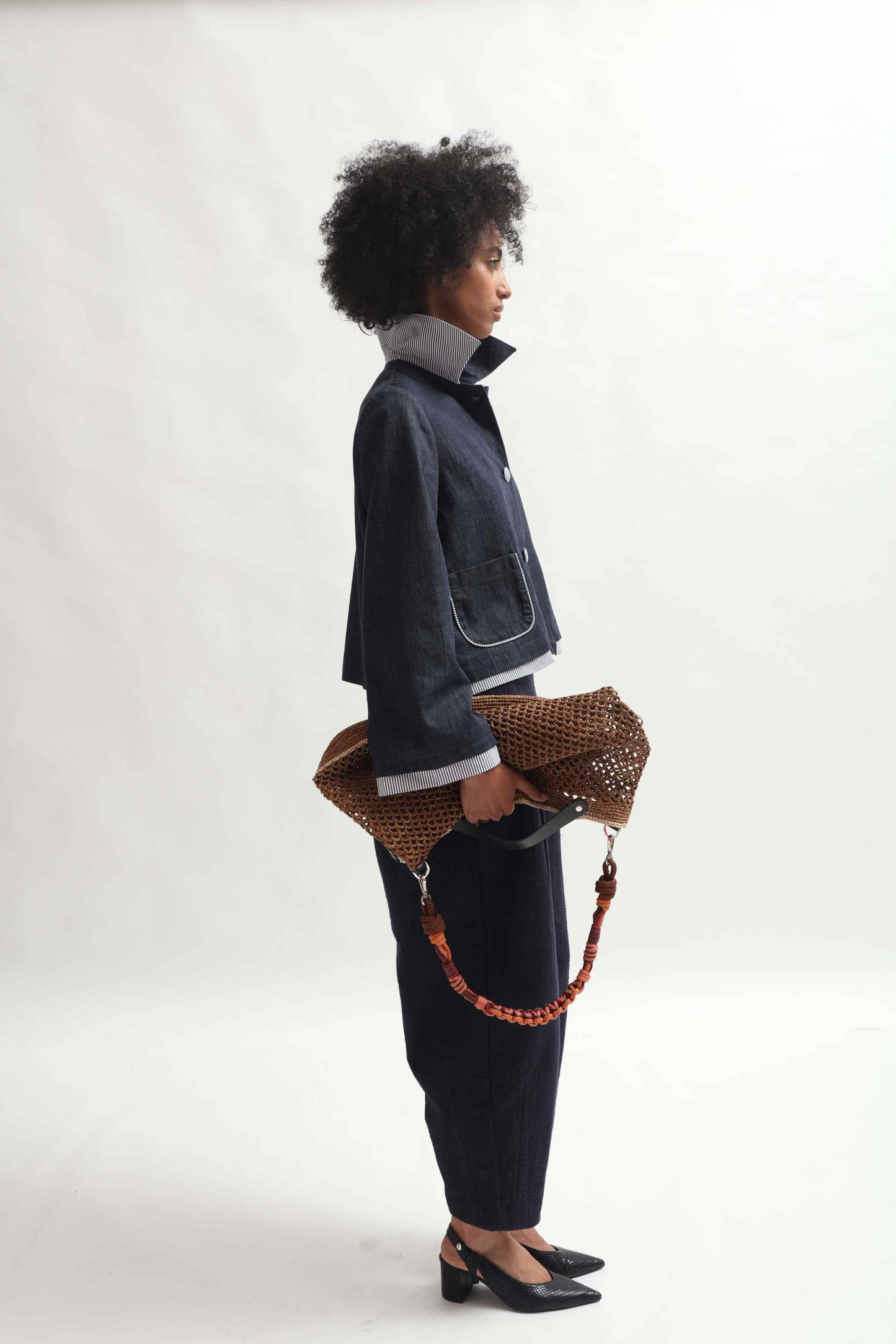 The Colin Bag by MY BOB is a soft, lightweight raffia bag made from 100% natural eco-friendly materials. Handmade in Belgium, perfect for everyday wear and travel. Personalize it with unique keyrings or straps.