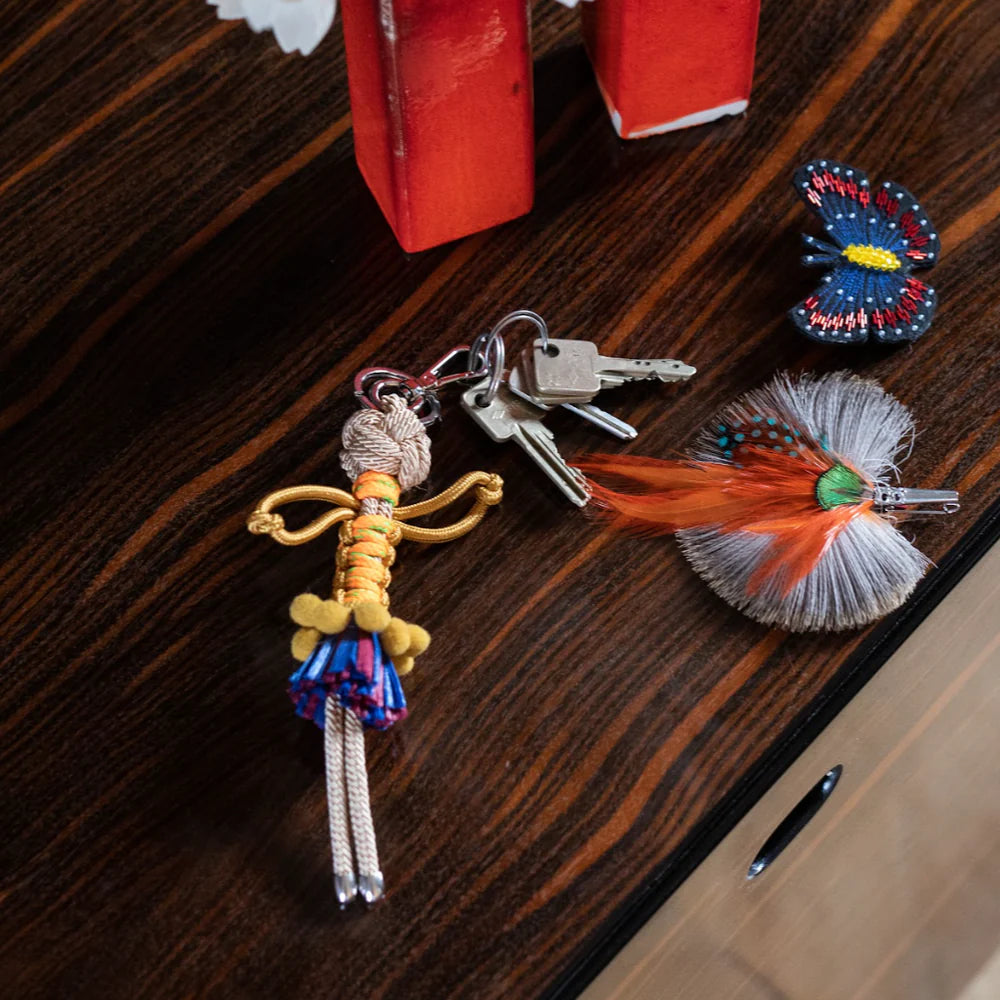 MY BOB Hema Keyring – handmade macramé bag accessory inspired by travel and vibrant stories. Crafted in Italy, 23 cm long, with boho hippie-chic style. Packaged in a soft cotton bag.
