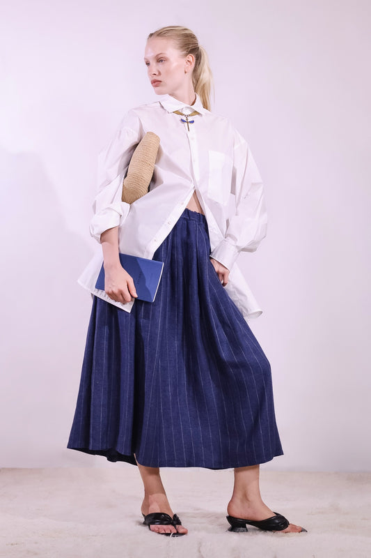 Refined Oscar Shirt made from 100% organic cotton with a crisp paper-touch finish, featuring minimalist design, clean lines, and classic collar. Handmade by House of Woven Stories in Italy’s Piedmont region, combining sustainable luxury, fine tailoring, and timeless style.