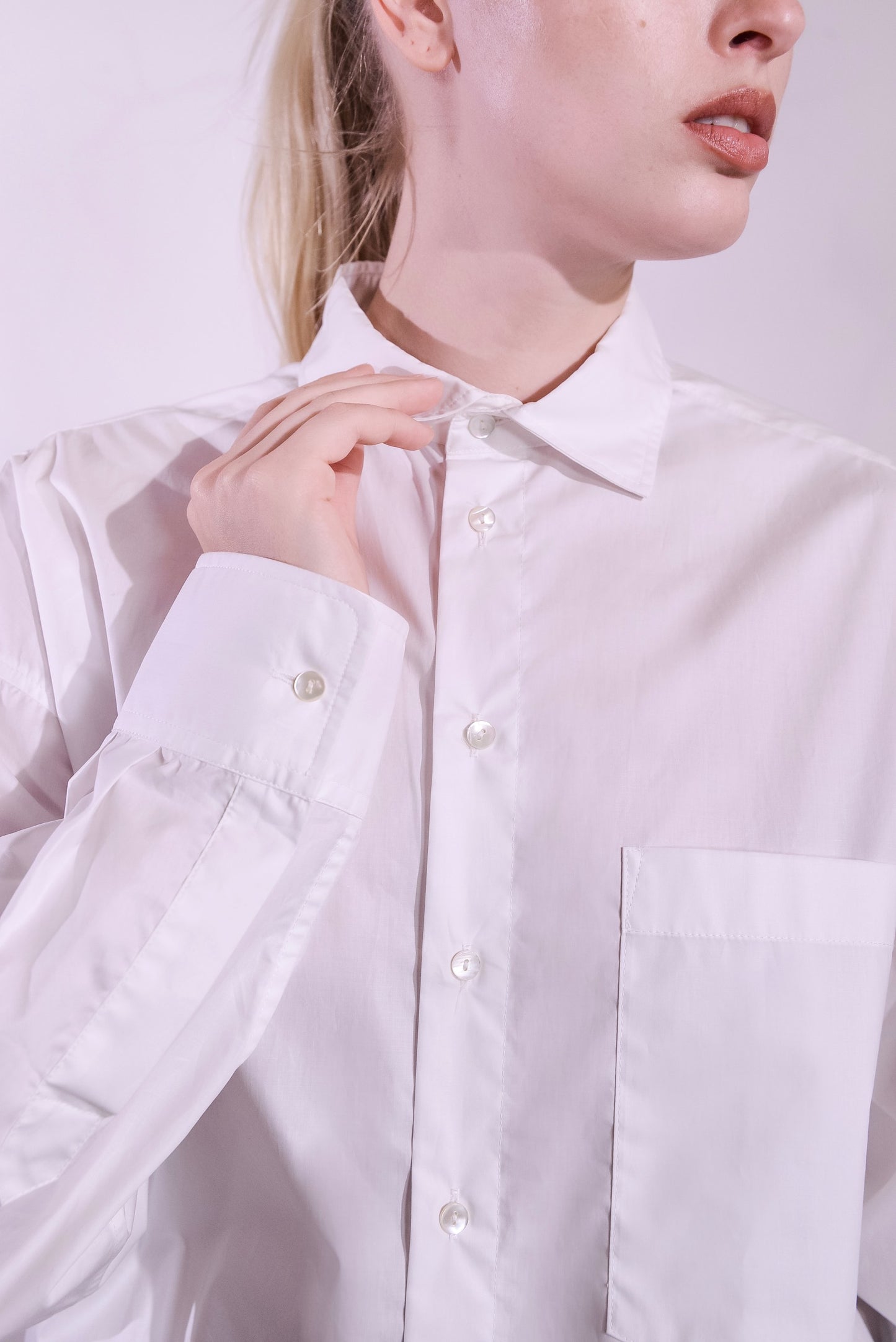 Refined Oscar Shirt made from 100% organic cotton with a crisp paper-touch finish, featuring minimalist design, clean lines, and classic collar. Handmade by House of Woven Stories in Italy’s Piedmont region, combining sustainable luxury, fine tailoring, and timeless style.