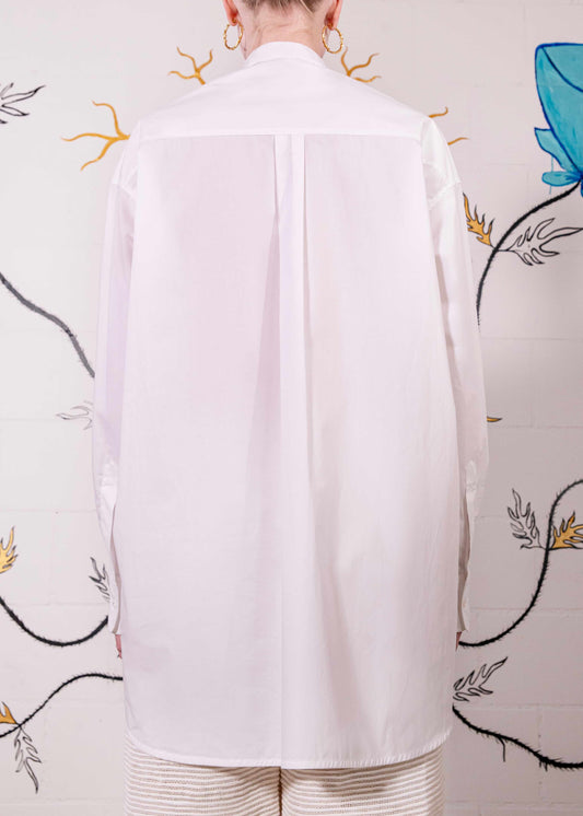 Oscar Shirt in crisp 100% organic cotton by House of Woven Stories, featuring a Korean collar and relaxed silhouette. Handmade in Italy’s Piedmont region with a soft, paper-touch finish for timeless, sustainable style.