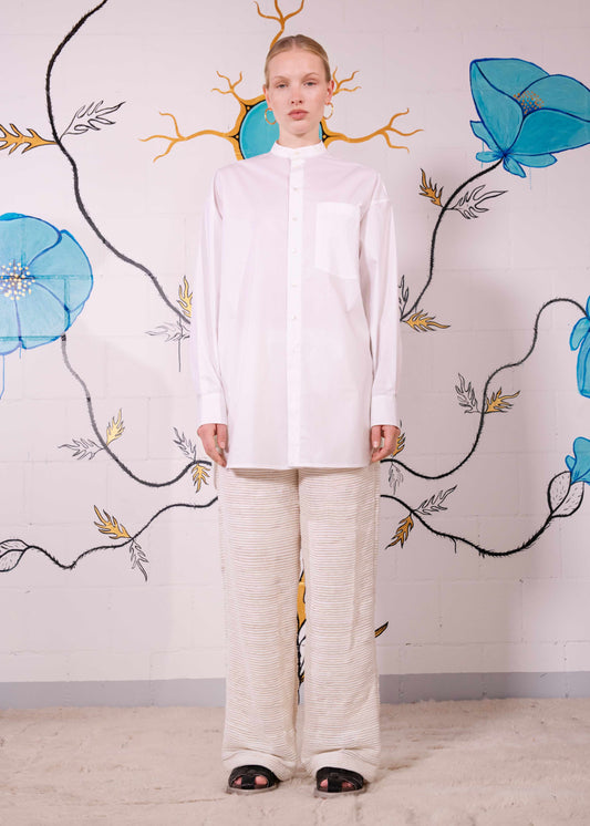 Oscar Shirt in crisp 100% organic cotton by House of Woven Stories, featuring a Korean collar and relaxed silhouette. Handmade in Italy’s Piedmont region with a soft, paper-touch finish for timeless, sustainable style.