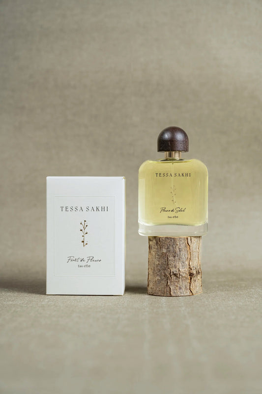Bottle of Fleurs du Soleil – Eau d’Été by Tessa Sakhi, a floral Eau de Parfum for women with notes of pink pepper, peony, tuberose, solar amber, and vanilla. A radiant and joyful fragrance curated by House of Nomad Stories.