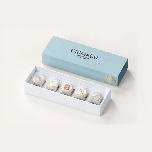 Coffret de dés Grimaud Paris from the House of Woven Stories selection, luxury 5 dice set made in France, white resin dice with gold pips in a Dolphin Blue case.