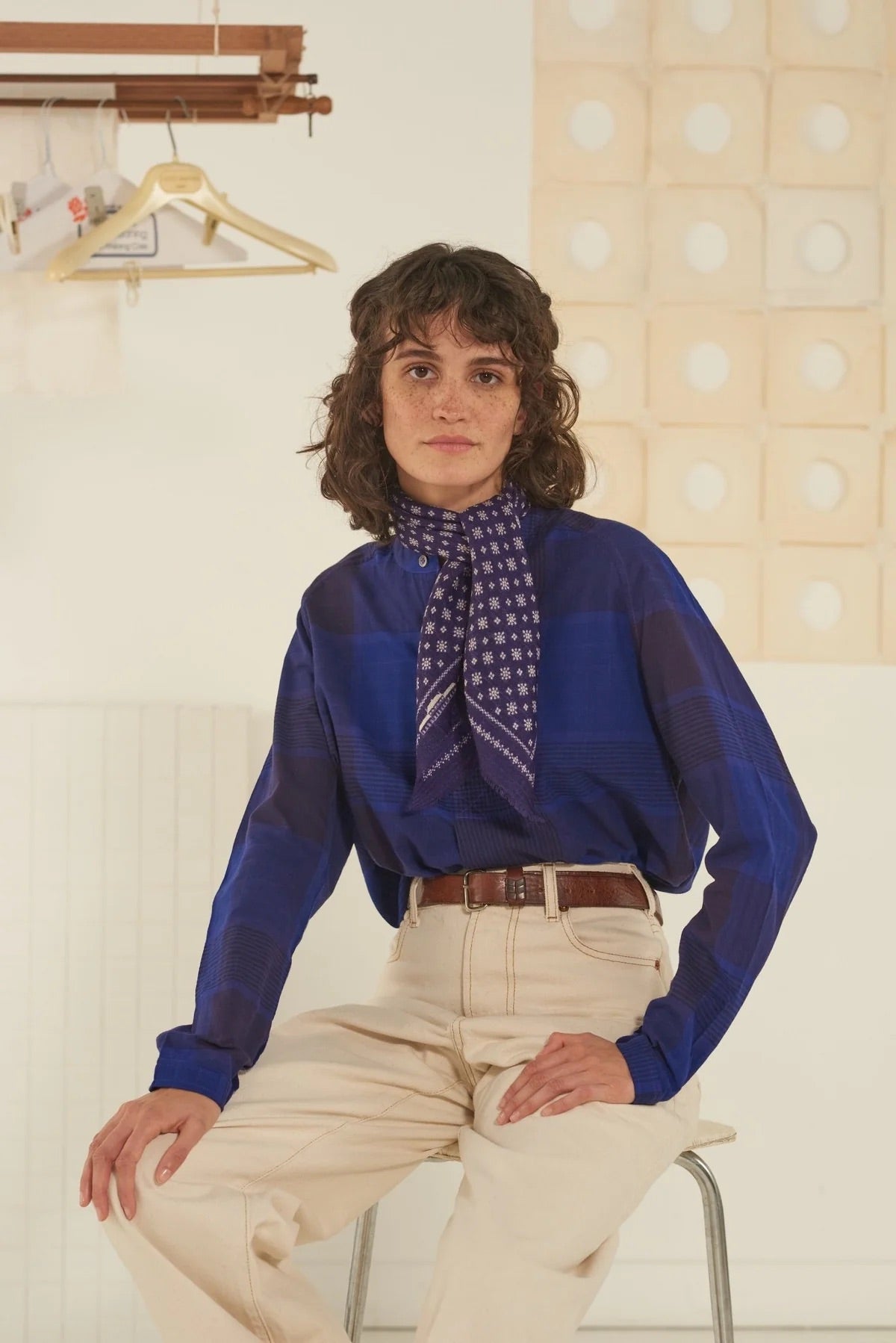 Foulard N°676 Violette by Moismont, soft wool scarf in square format, versatile and warm, perfect for adding timeless elegance to any outfit. Available at House of Woven Stories.