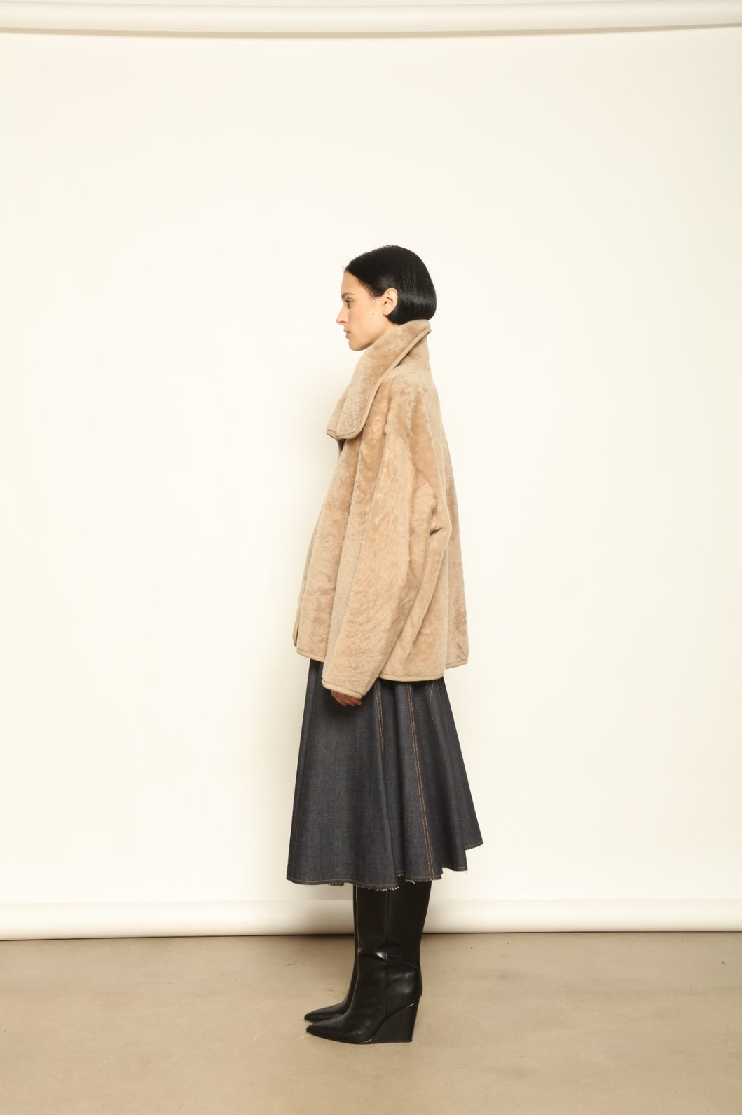 Giselle Short Camel Jacket by Novelle – handcrafted reversible Italian jacket in shearling and nappa leather, shown in warm camel tone, styled on model Mareksha for House of Woven Stories.