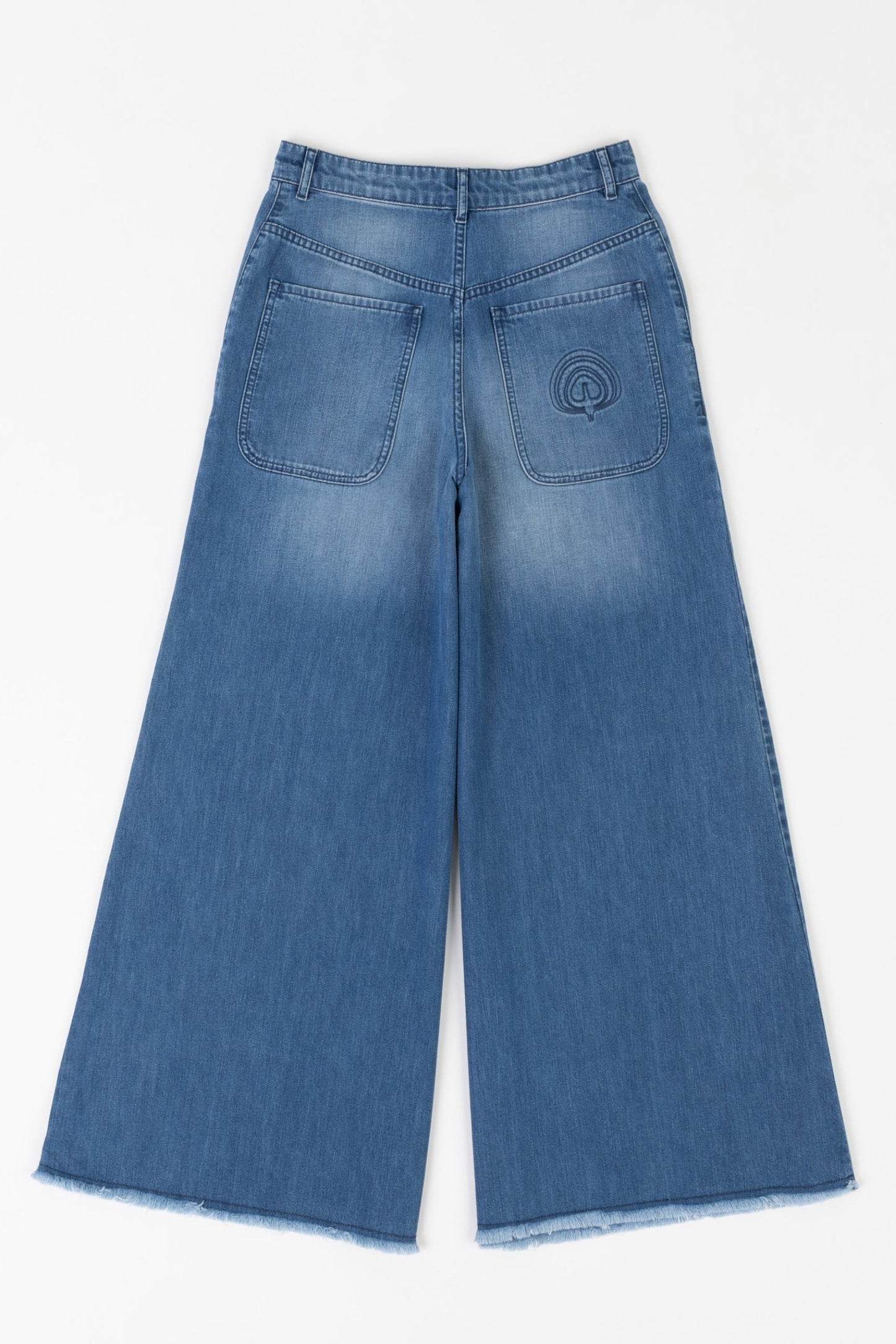 Model is wearing relaxed, flared-fit jeans by Happy Haus, crafted in Italy from 100% DETOX-certified cotton. A sustainable essential from the House of Woven Stories collection, designed for timeless, conscious style.