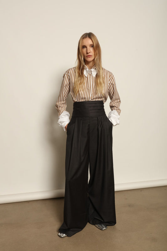Model is wearing the Sergey Anthracite Cummerbund by House of Woven Stories, a sculptural pleated waist belt in deep anthracite designed to define the silhouette with refined elegance.