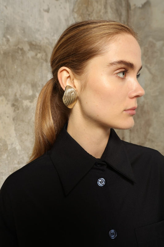 Loto Platinum Earrings by SO-LE STUDIO, part of the curated selection at House of Woven Stories, handcrafted in Italy from upcycled Ferragamo leather with a platinum finish, inspired by lotus petals and expressing sustainable sculptural elegance.
