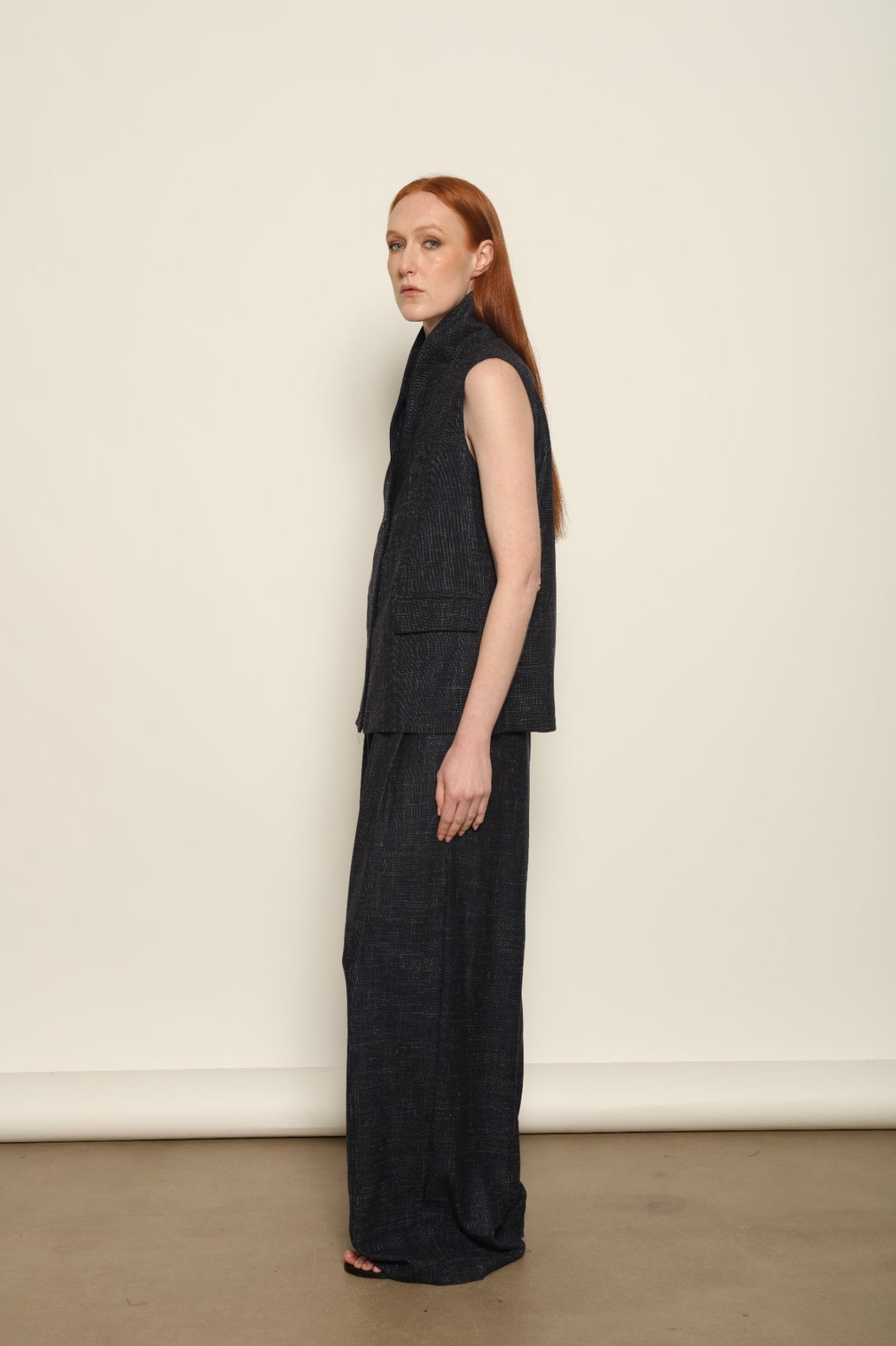 Model is wearing the Parigi night blue and white trousers from the House of Woven Stories selection, featuring fluid tailored pants made in Italy in Piedmont with an ethical fashion approach and timeless contemporary design.