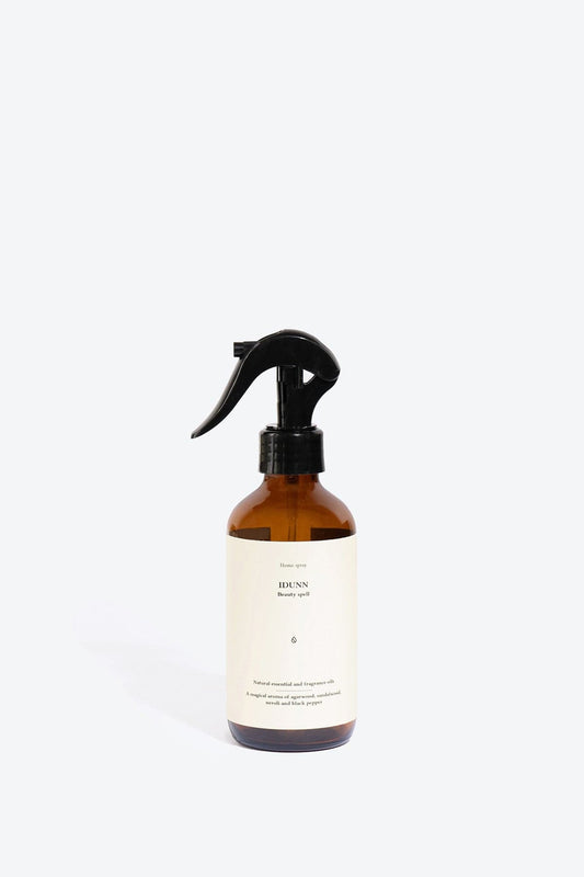Part of the House of Woven Stories selection, the Idunn Home Spray by Smells Like Spells is a handcrafted ritual fragrance that revives youth, sensuality, and inner vitality through natural ingredients and Norse-inspired magic.