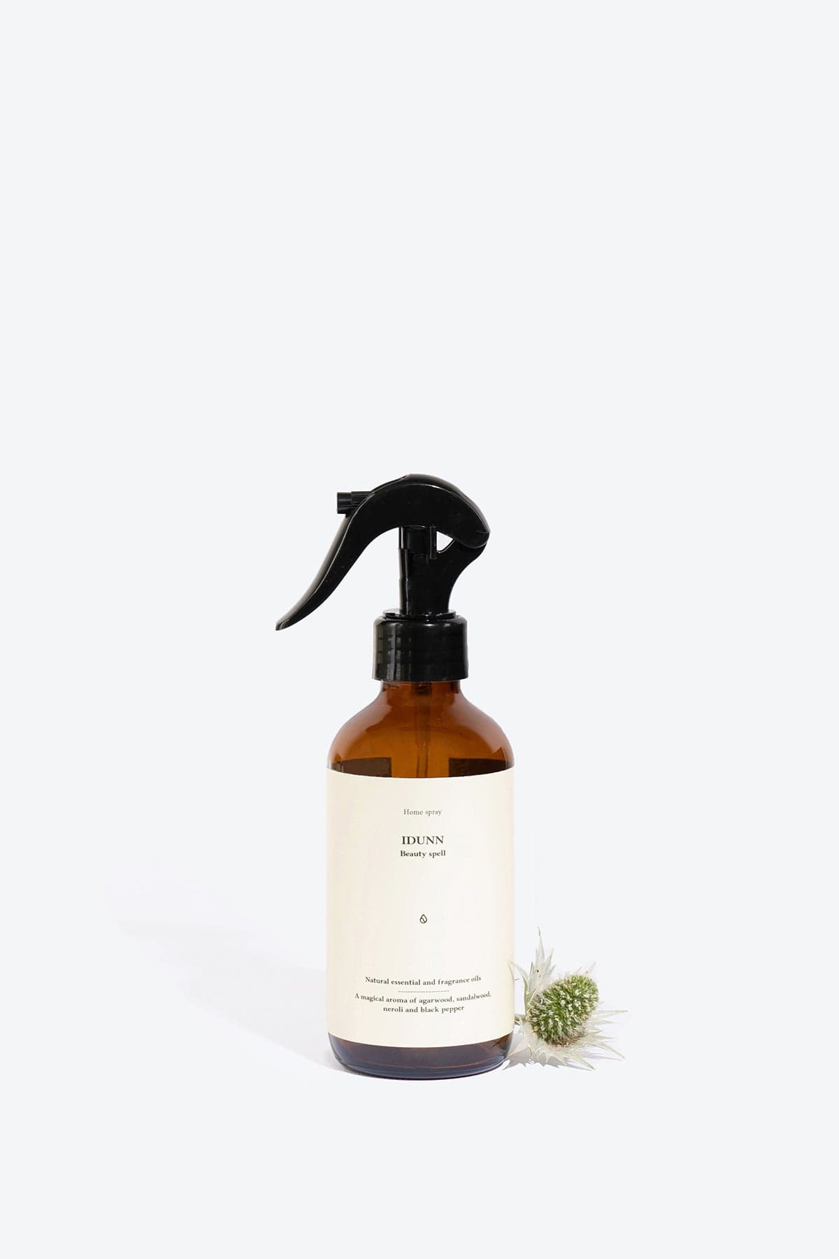 Part of the House of Woven Stories selection, the Idunn Home Spray by Smells Like Spells is a handcrafted ritual fragrance that revives youth, sensuality, and inner vitality through natural ingredients and Norse-inspired magic.