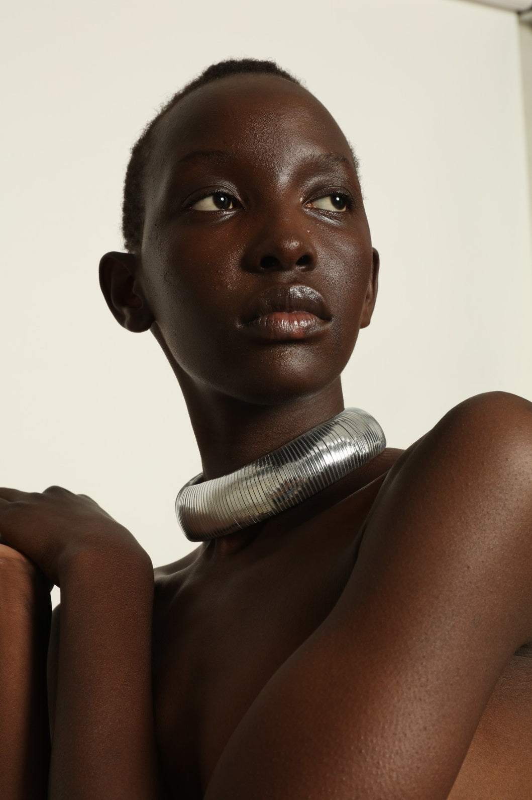 Halo Silver Foil leather necklace by SO-LE STUDIO, handcrafted in Tuscany, bold circular silver-toned design with foil finish, lightweight and sculptural on the neckline