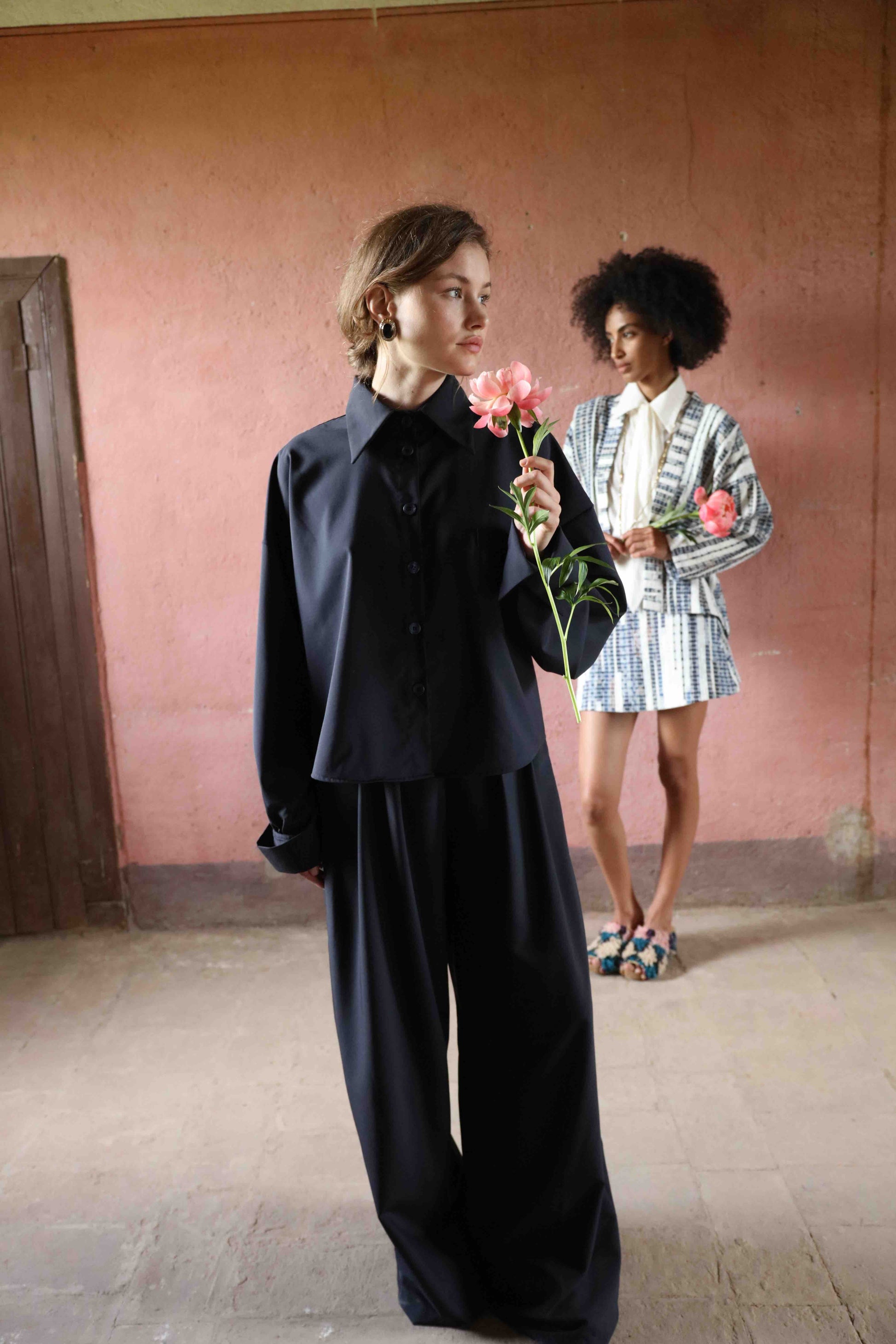 A timeless blouse crafted from 100% cool wool by skilled artisans in Italy for House of Woven Stories. Lightweight and breathable, it features refined details for effortless elegance throughout the year.