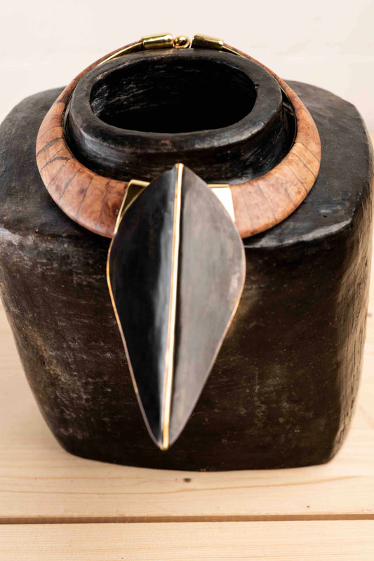 Handcrafted Bronze Patinè Collier Masque necklace by Stéphane Szendy featuring a hammered bronze leaf pendant with a patinated finish, combining artistic heritage and refined craftsmanship.