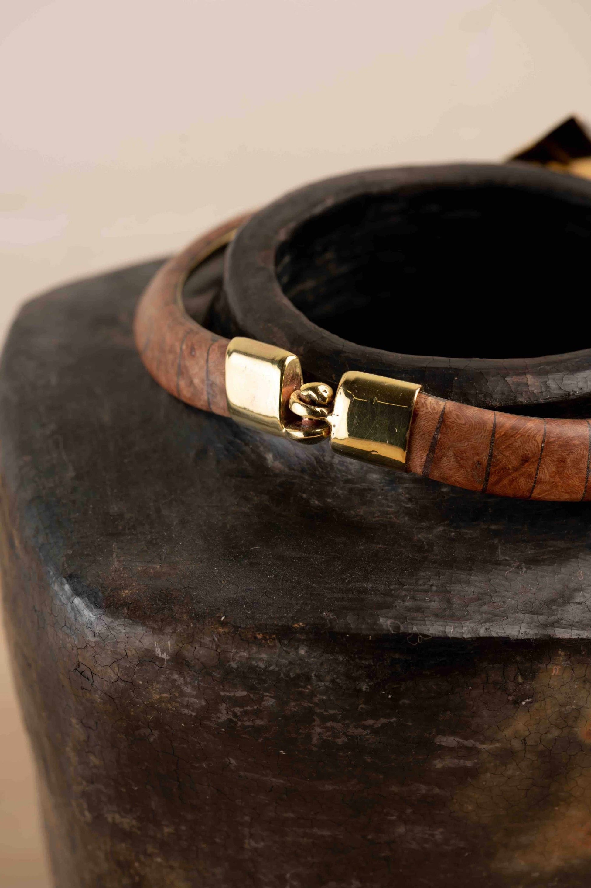 Handcrafted Bronze Patinè Collier Masque necklace by Stéphane Szendy featuring a hammered bronze leaf pendant with a patinated finish, combining artistic heritage and refined craftsmanship.