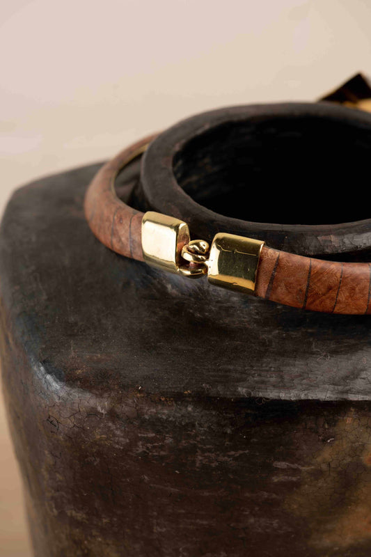 Handcrafted Bronze Patinè Collier Masque necklace by Stéphane Szendy featuring a hammered bronze leaf pendant with a patinated finish, combining artistic heritage and refined craftsmanship.