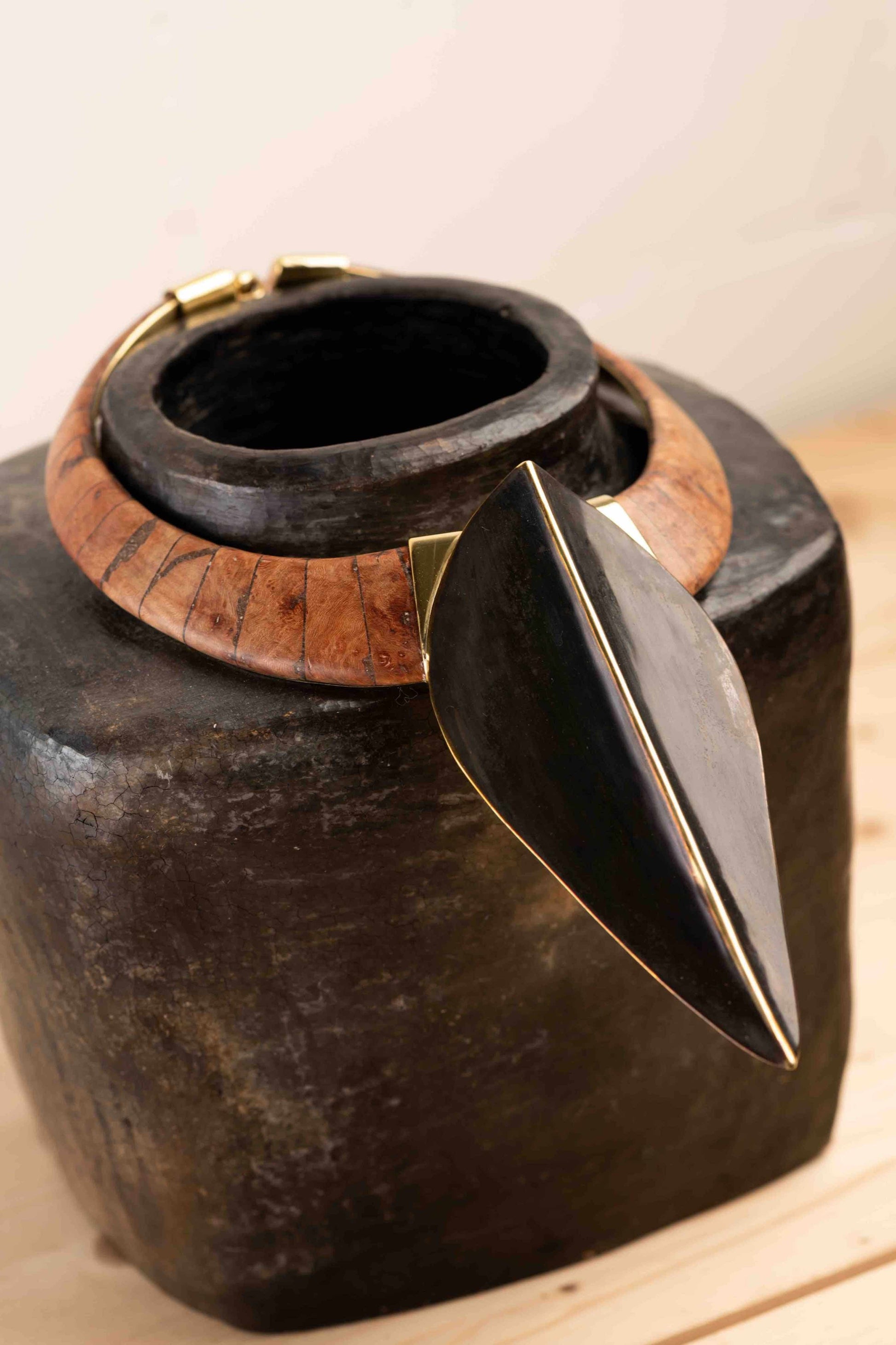 Handcrafted Bronze Patinè Collier Masque necklace by Stéphane Szendy featuring a hammered bronze leaf pendant with a patinated finish, combining artistic heritage and refined craftsmanship.