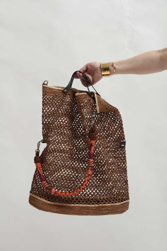 The Colin Bag by MY BOB is a soft, lightweight raffia bag made from 100% natural eco-friendly materials. Handmade in Belgium, perfect for everyday wear and travel. Personalize it with unique keyrings or straps.