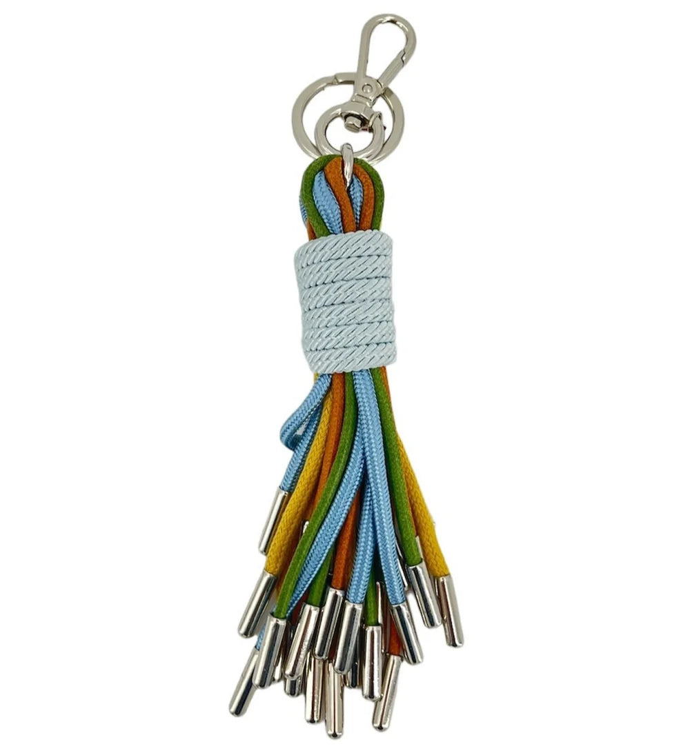 KWAST macramé key ring by MY BOB – handmade in Italy with flowing threads and rich textures, inspired by Flemish port town heritage. Elegant and artisanal accessory, packaged in a soft cotton bag. Shop now.