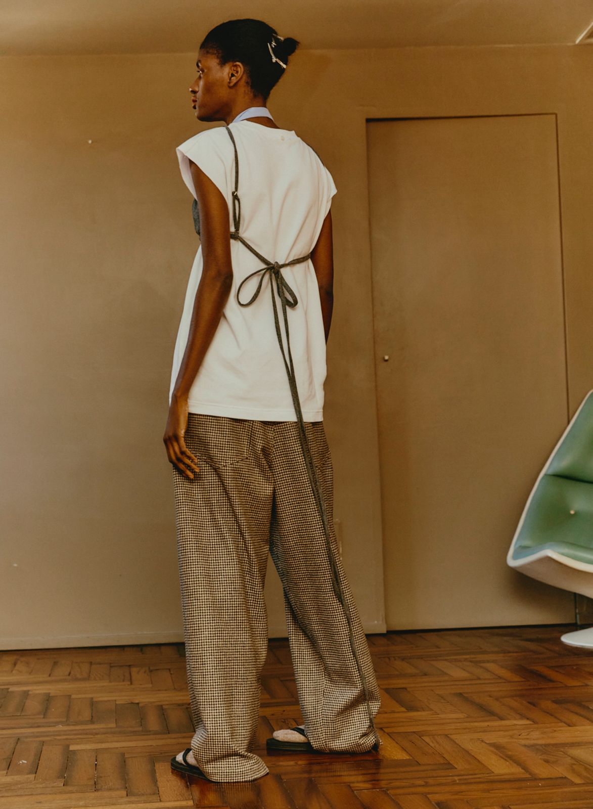 Maison Jejia Gigi Pied de Poule Pant with a fluid wide leg silhouette and softly tailored grey patterned fabric. A house of nomad stories curation 