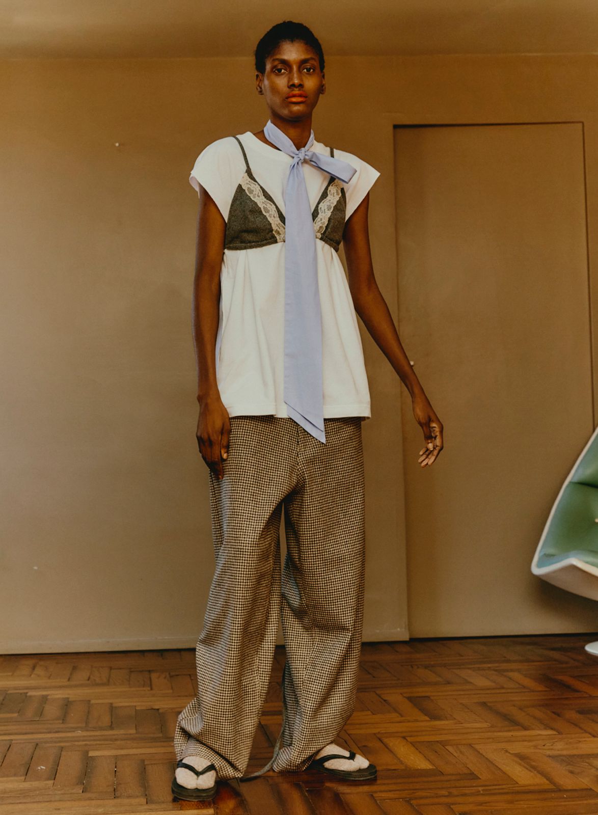 Maison Jejia Gigi Pied de Poule Pant with a fluid wide leg silhouette and softly tailored grey patterned fabric. A house of nomad stories curation 