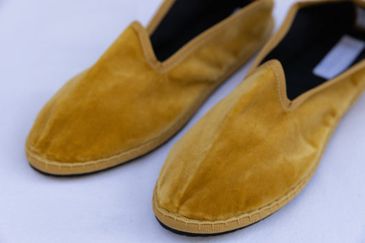 Mustard Venetian Slippers by Teod’amar, handmade in Venice from upcycled luxury fabrics with recycled rubber soles. Timeless, sustainable, and exclusive.