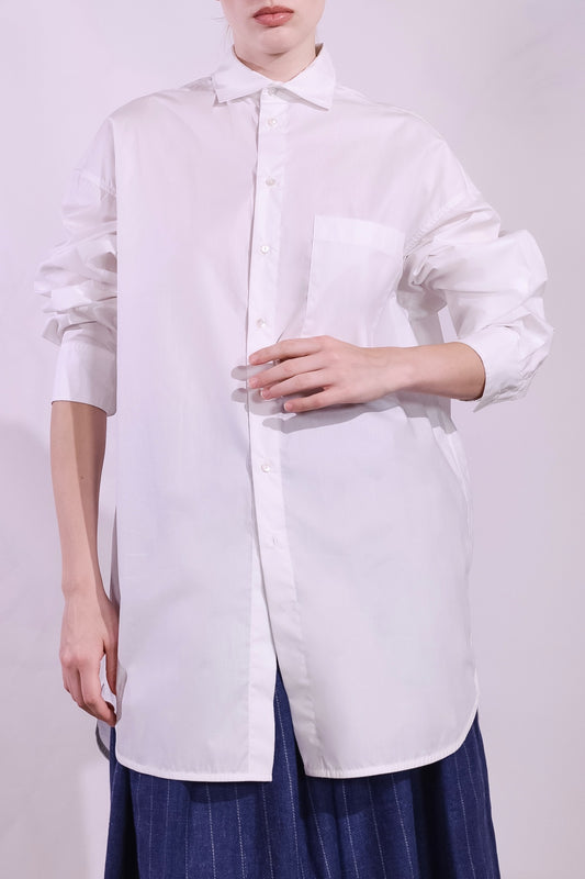Refined Oscar Shirt made from 100% organic cotton with a crisp paper-touch finish, featuring minimalist design, clean lines, and classic collar. Handmade by House of Woven Stories in Italy’s Piedmont region, combining sustainable luxury, fine tailoring, and timeless style.