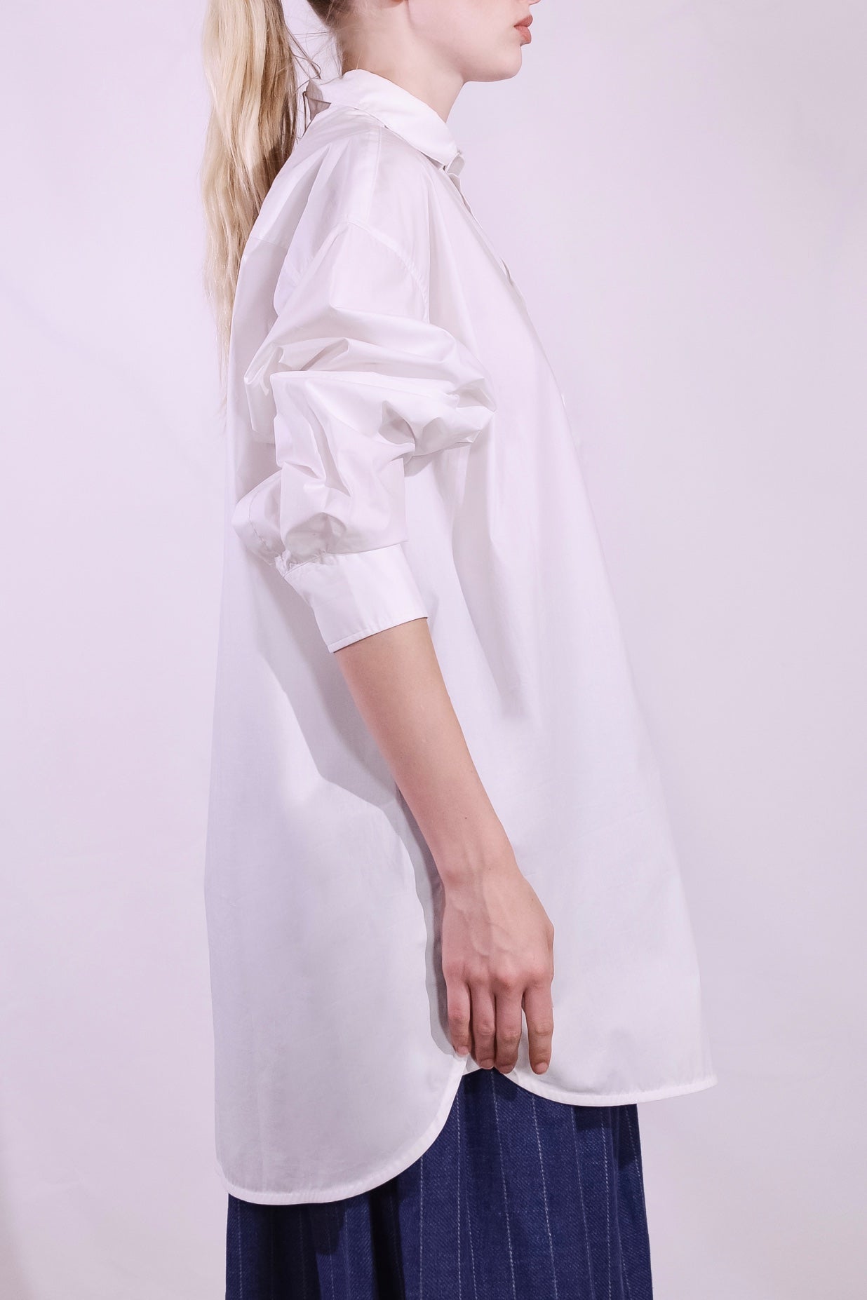 Refined Oscar Shirt made from 100% organic cotton with a crisp paper-touch finish, featuring minimalist design, clean lines, and classic collar. Handmade by House of Woven Stories in Italy’s Piedmont region, combining sustainable luxury, fine tailoring, and timeless style.