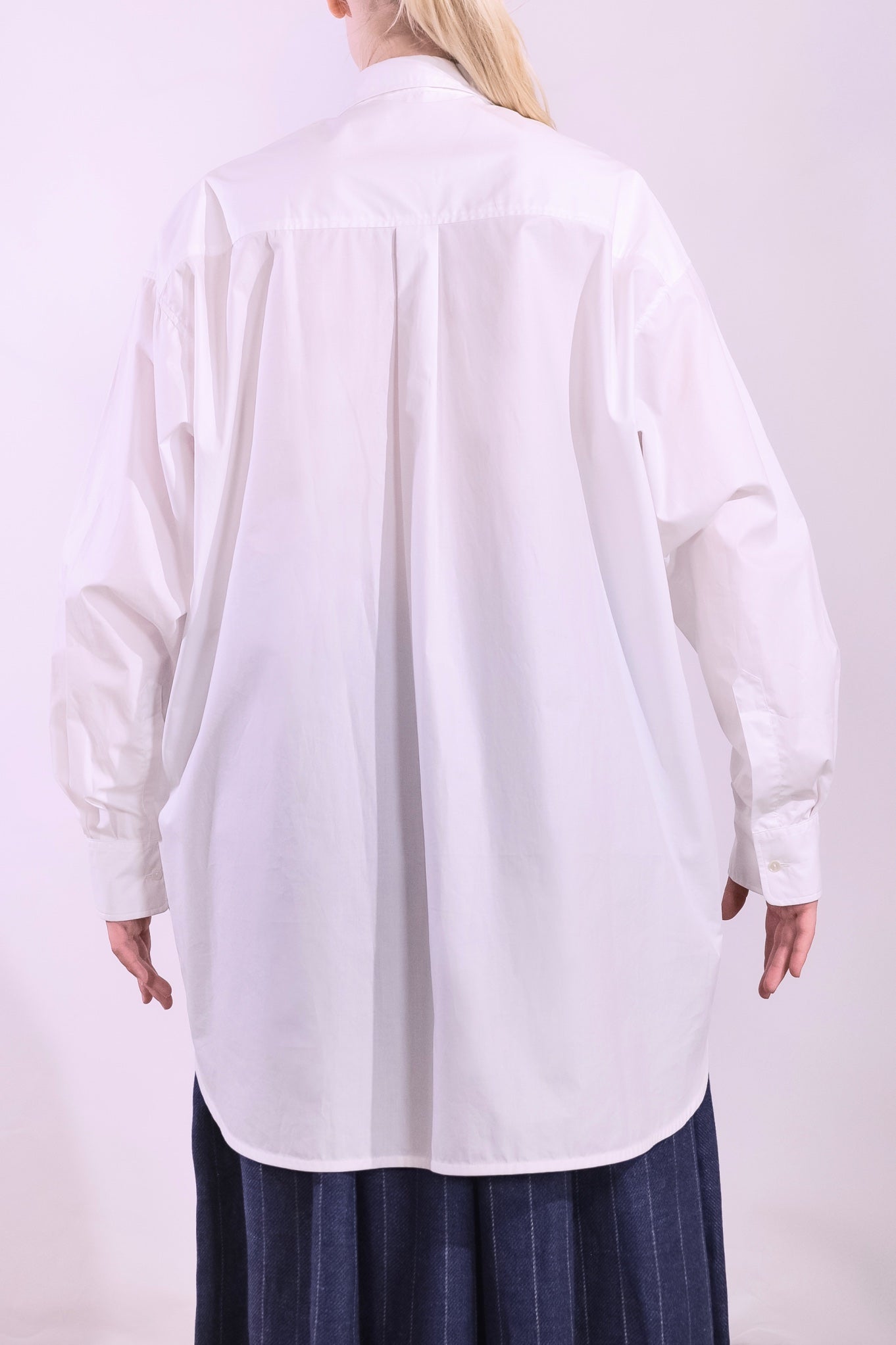 Refined Oscar Shirt made from 100% organic cotton with a crisp paper-touch finish, featuring minimalist design, clean lines, and classic collar. Handmade by House of Woven Stories in Italy’s Piedmont region, combining sustainable luxury, fine tailoring, and timeless style.