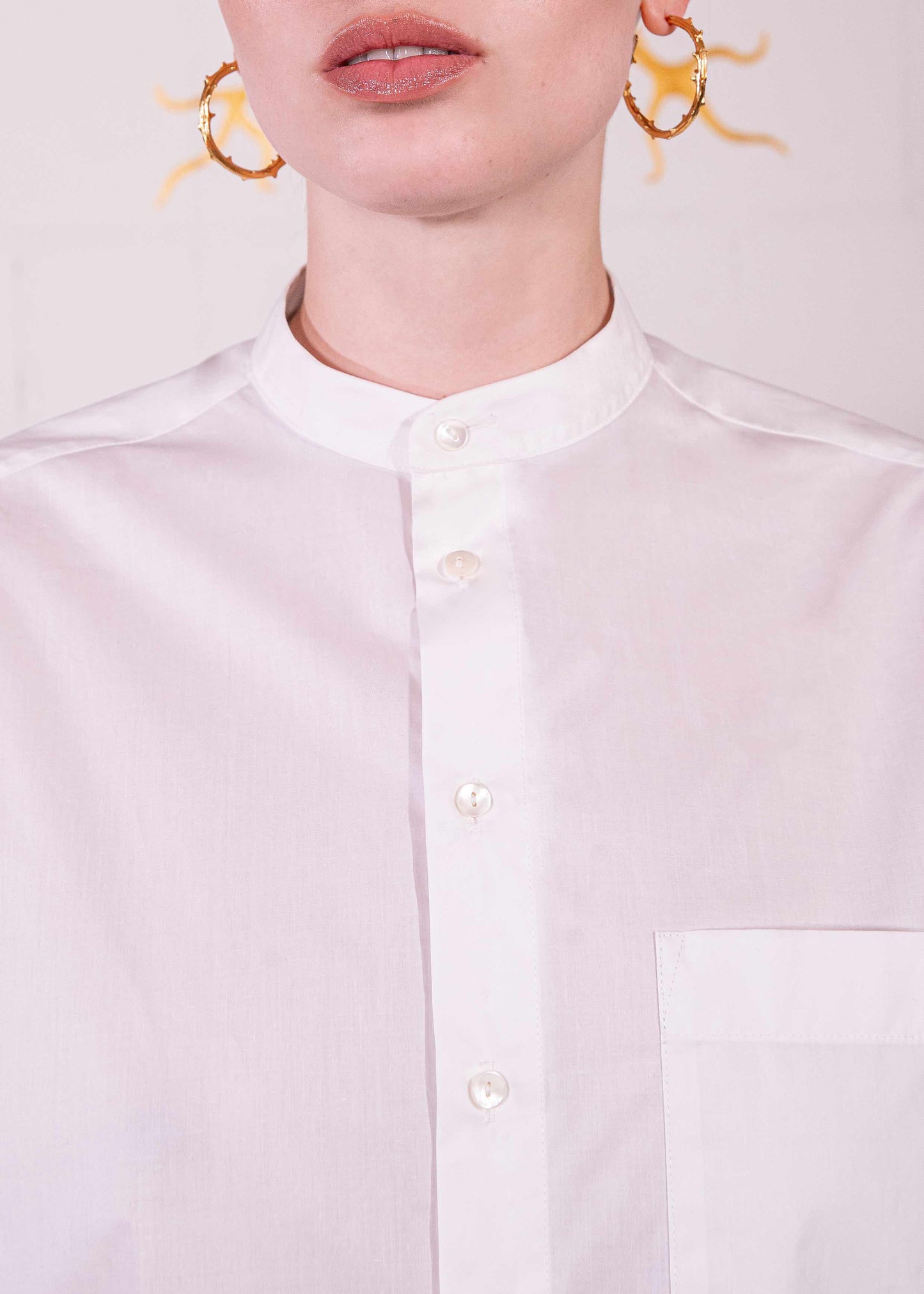Oscar Shirt in crisp 100% organic cotton by House of Woven Stories, featuring a Korean collar and relaxed silhouette. Handmade in Italy’s Piedmont region with a soft, paper-touch finish for timeless, sustainable style.