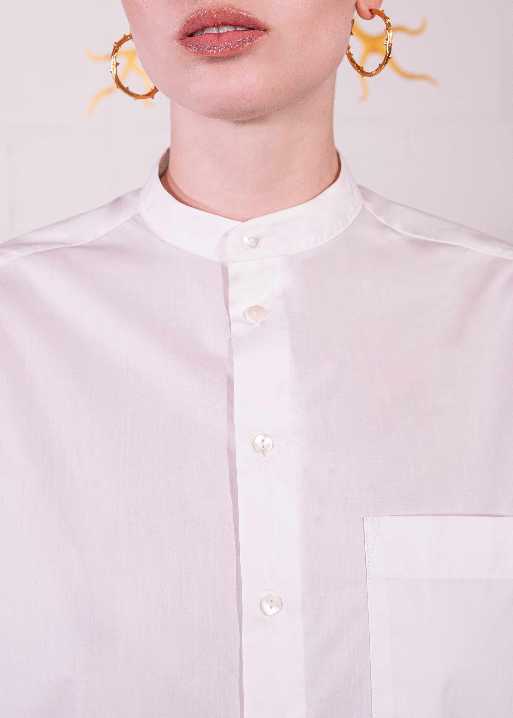 Oscar Shirt in crisp 100% organic cotton by House of Woven Stories, featuring a Korean collar and relaxed silhouette. Handmade in Italy’s Piedmont region with a soft, paper-touch finish for timeless, sustainable style.