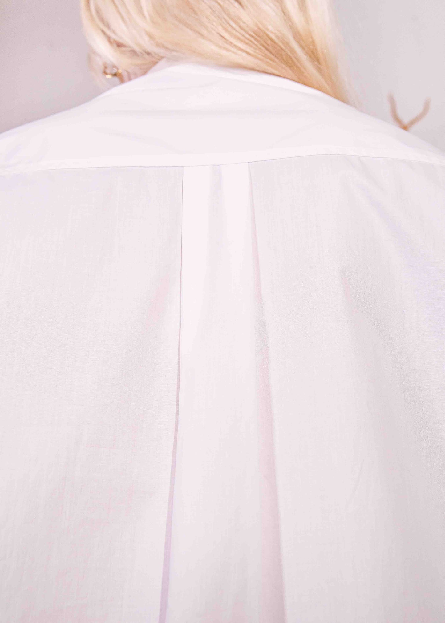 Oscar Shirt in crisp 100% organic cotton by House of Woven Stories, featuring a Korean collar and relaxed silhouette. Handmade in Italy’s Piedmont region with a soft, paper-touch finish for timeless, sustainable style.