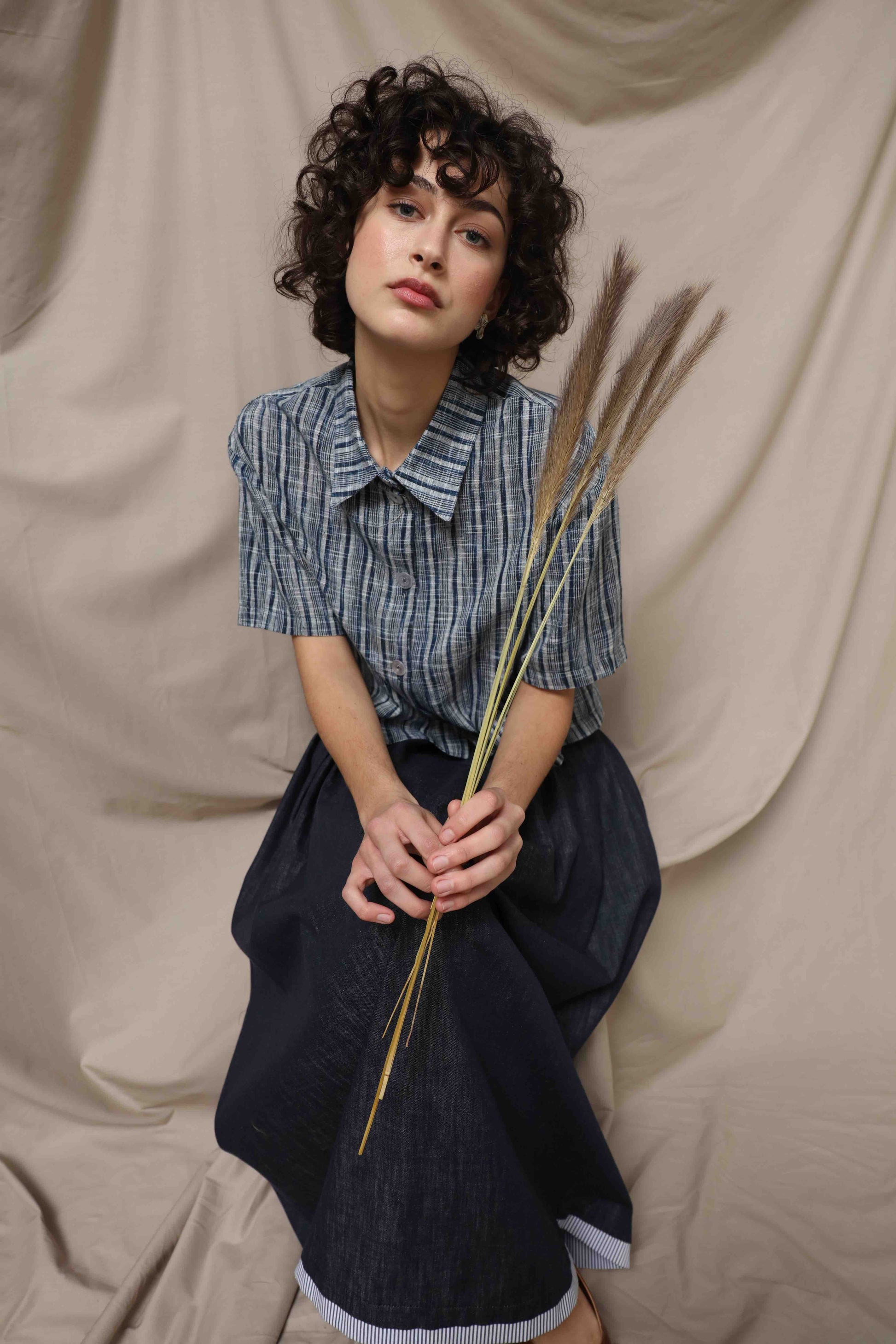 Seul Denim Skirt with striped cotton details and side pockets, handcrafted in Italy by House of Woven Stories. Sustainable, versatile midi skirt combining comfort and modern style.