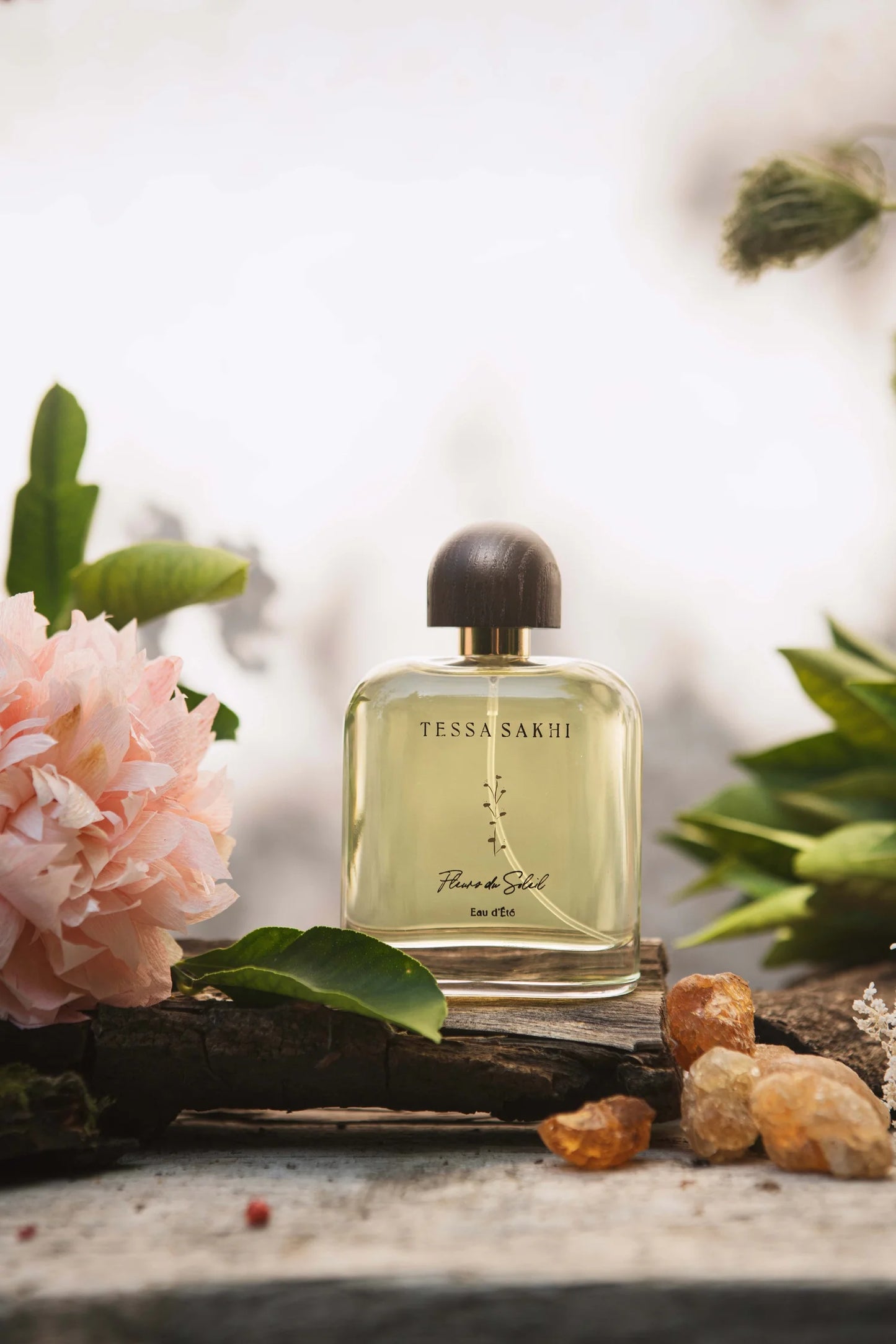 Bottle of Fleurs du Soleil – Eau d’Été by Tessa Sakhi, a floral Eau de Parfum for women with notes of pink pepper, peony, tuberose, solar amber, and vanilla. A radiant and joyful fragrance curated by House of Nomad Stories.