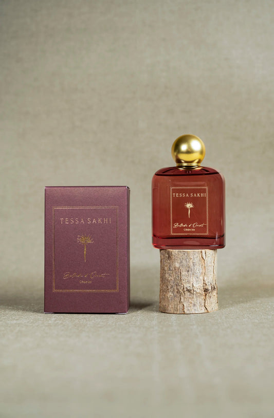 Bottle of Ballade d’Orient – Cèdre Iris by Tessa Sakhi, a floral and woody Eau de Parfum for women with notes of rose, iris, cedar, and tonka beans. A joyful and grounding fragrance curated by House of Nomad Stories.