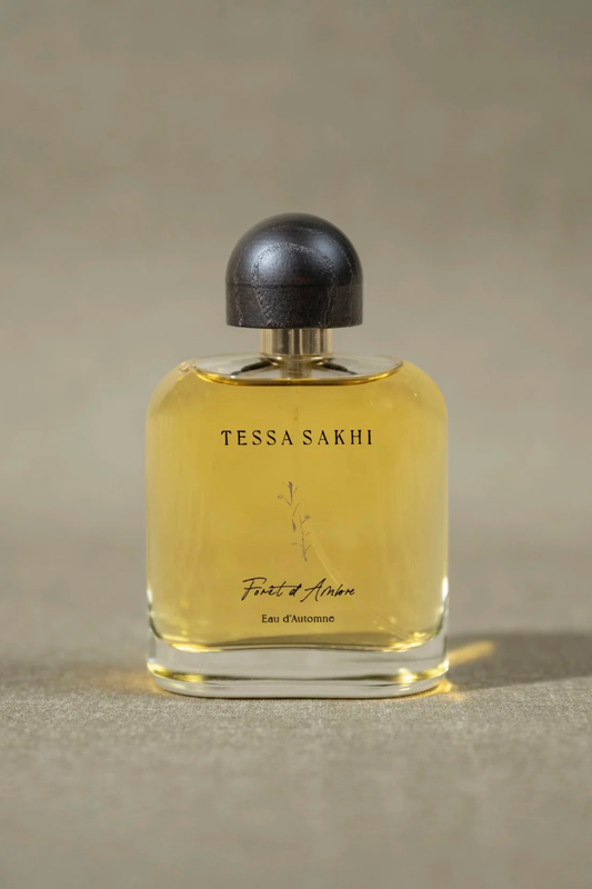 Bottle of Forêt d’Ambre – Eau d’Automne by Tessa Sakhi, a unisex amber and woody Eau de Parfum with notes of white pepper, patchouli, labdanum, tonka bean, and musk. A balancing and soothing fragrance curated by House of Nomad Stories.