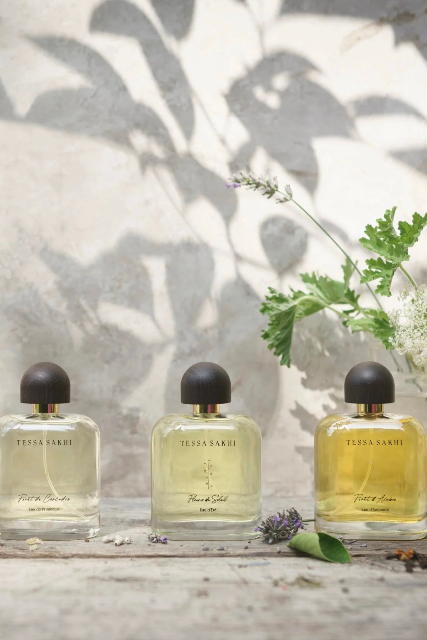 Bottle of Fleurs du Soleil – Eau d’Été by Tessa Sakhi, a floral Eau de Parfum for women with notes of pink pepper, peony, tuberose, solar amber, and vanilla. A radiant and joyful fragrance curated by House of Nomad Stories.