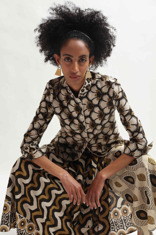 Relaxed-fit shirt crafted from antique sari cotton, hand-dyed using the Shibori technique. A unique piece by Obidi that merges traditional heritage with modern style. Featured in the House of Woven Stories collection.