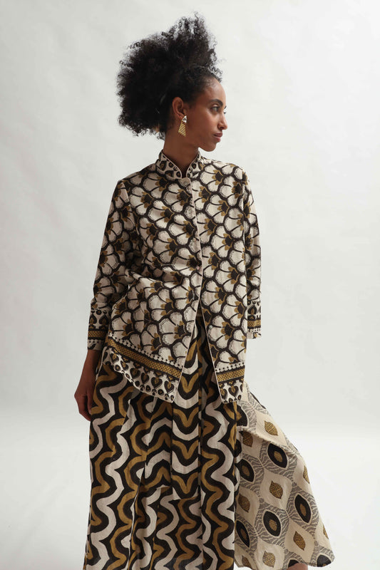 Relaxed-fit shirt crafted from antique sari cotton, hand-dyed using the Shibori technique. A unique piece by Obidi that merges traditional heritage with modern style. Featured in the House of Woven Stories collection.
