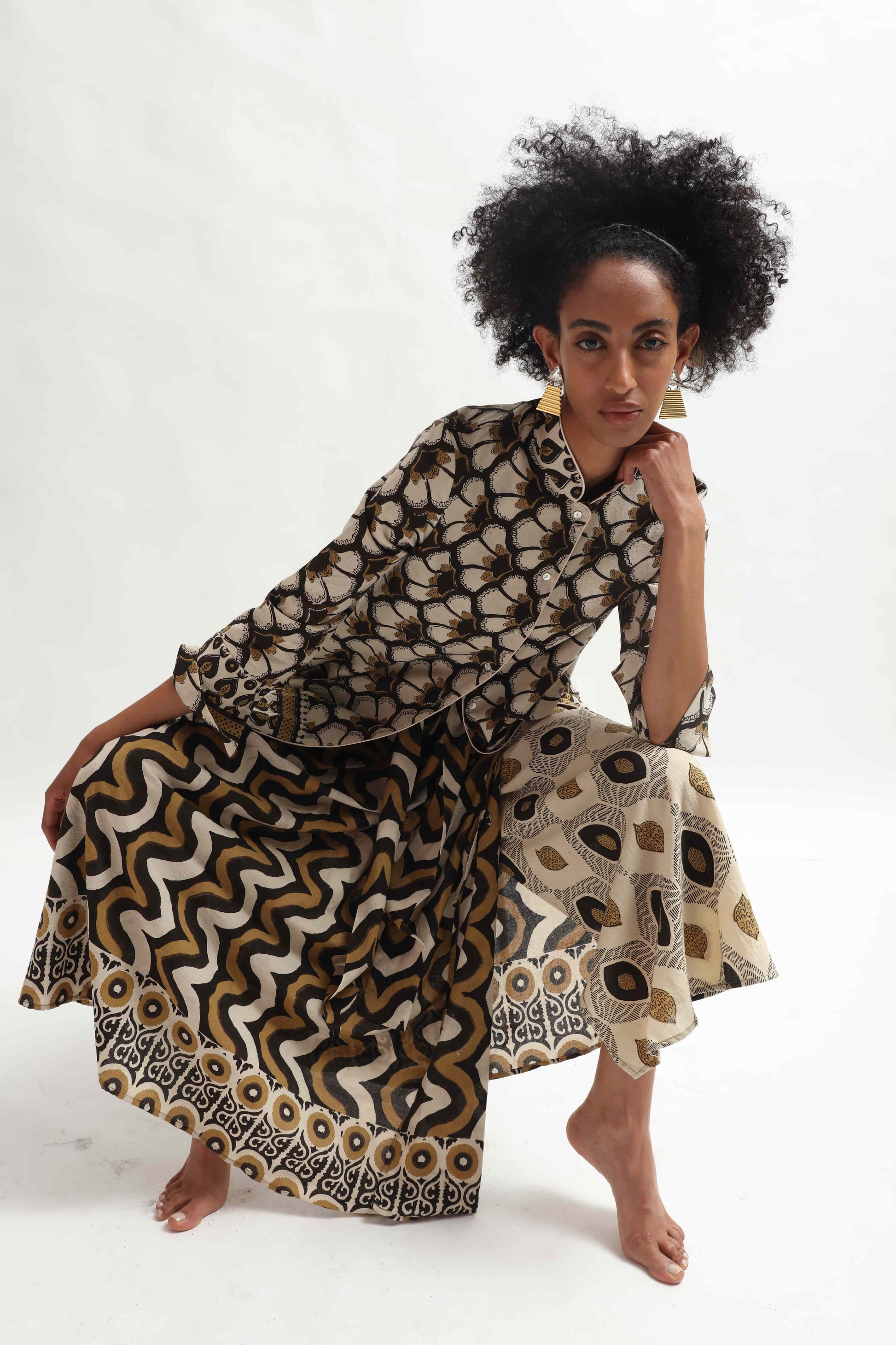 Relaxed-fit shirt crafted from antique sari cotton, hand-dyed using the Shibori technique. A unique piece by Obidi that merges traditional heritage with modern style. Featured in the House of Woven Stories collection.