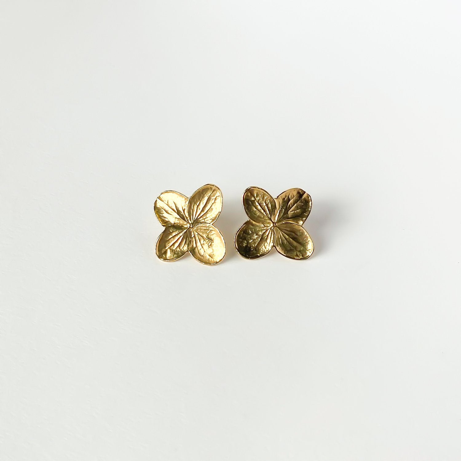 Handcrafted Single Hydrangea Earrings by Atelier Margaux Toussaint