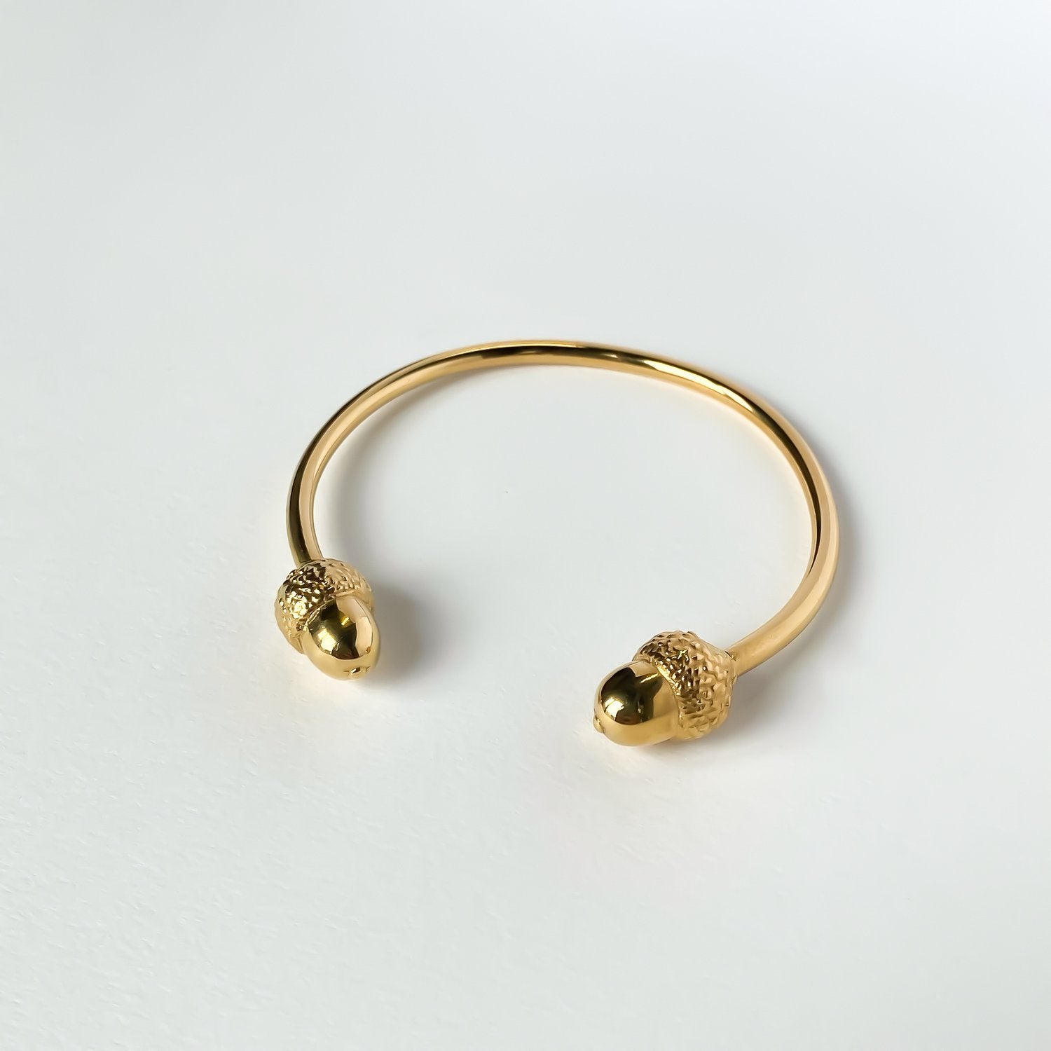 Handcrafted Chêne Vert Bangle by Atelier Margaux Toussaint from the House of Woven Stories selection 