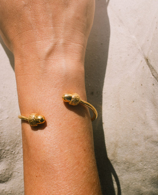 Handcrafted Chêne Vert Bangle by Atelier Margaux Toussaint from the House of Woven Stories selection 
