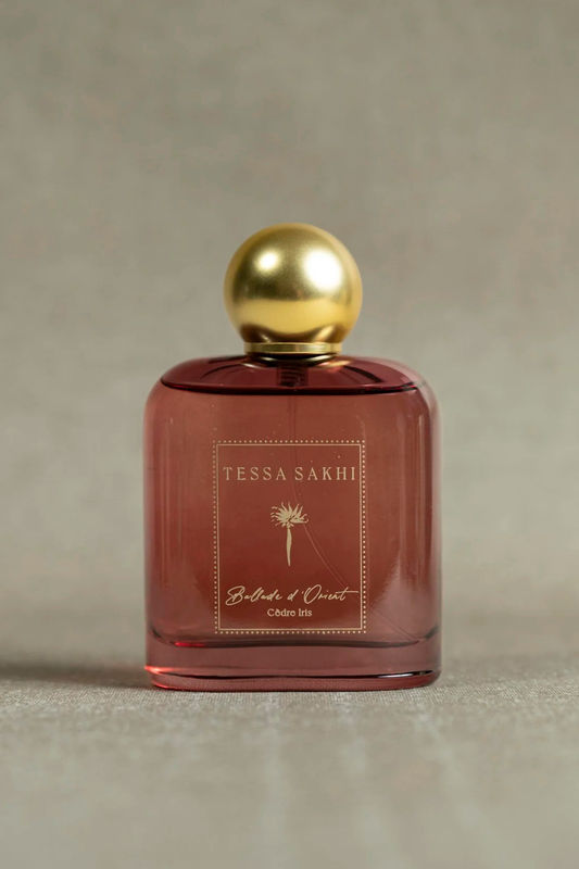 Bottle of Ballade d’Orient – Cèdre Iris by Tessa Sakhi, a floral and woody Eau de Parfum for women with notes of rose, iris, cedar, and tonka beans. A joyful and grounding fragrance curated by House of Nomad Stories.