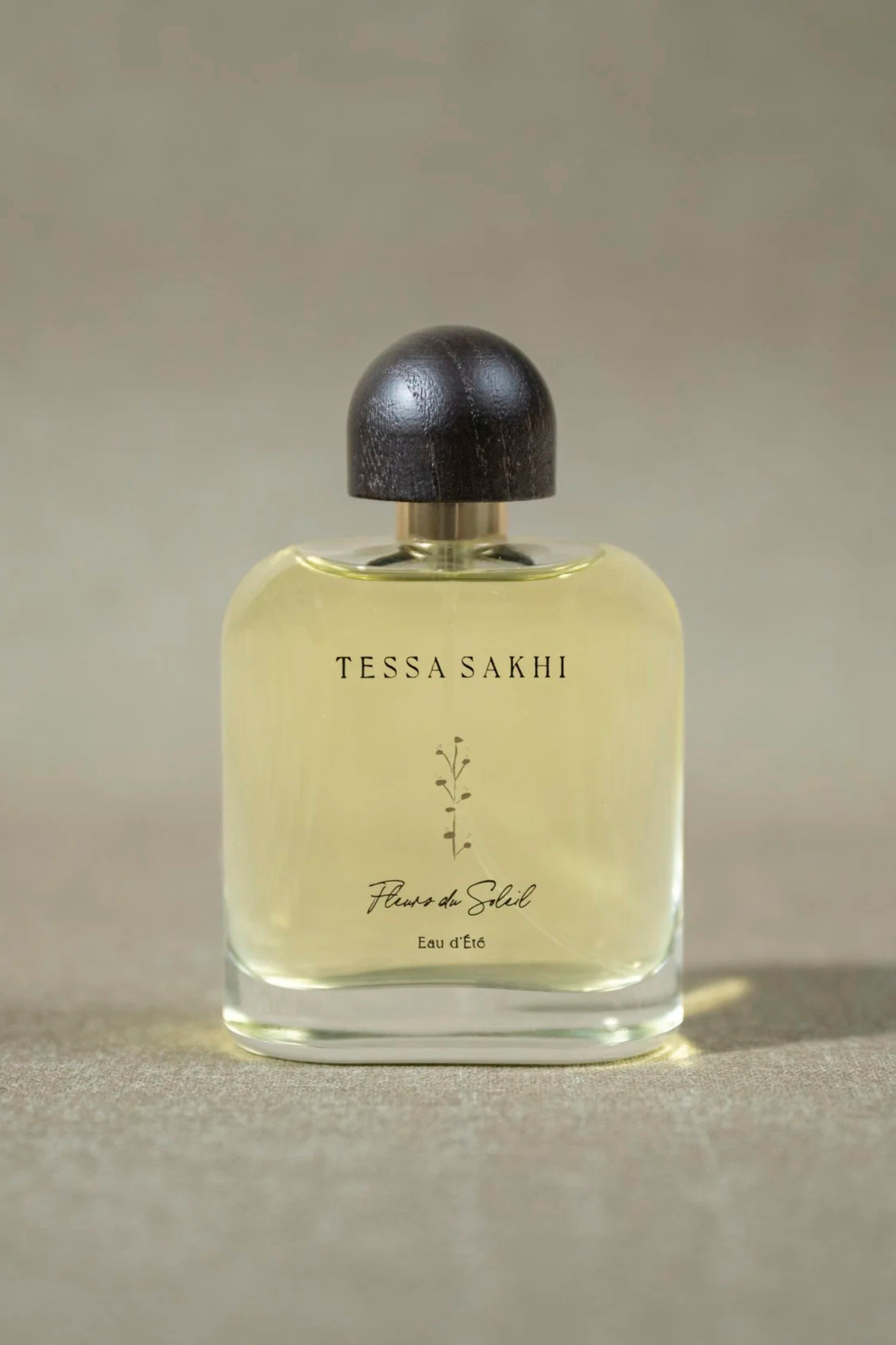 Bottle of Fleurs du Soleil – Eau d’Été by Tessa Sakhi, a floral Eau de Parfum for women with notes of pink pepper, peony, tuberose, solar amber, and vanilla. A radiant and joyful fragrance curated by House of Nomad Stories.